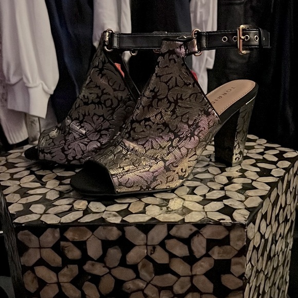 Torrid new gold and black block heels - Picture 4 of 6